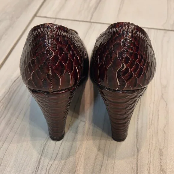 Tory Burch Size 9.5 Patent Leather Sophie Croc Wedge Brown - Picture 2 of 3